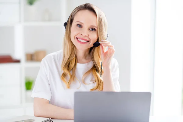 Fénykép a fiatal vonzó nő boldog pozitív mosoly fejhallgató ügynök call center munka otthon segítség vonal laptop — Stock Fotó
