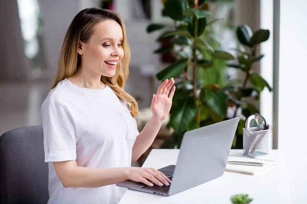 Adatlap oldal fotó fiatal vonzó nő boldog pozitív mosoly integető kéz hello speak video call laptop home — Stock Fotó