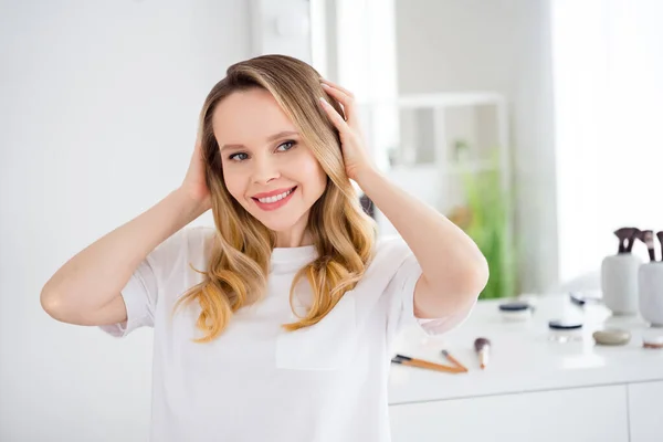 Φωτογραφία πορτρέτο νεαρή γυναίκα σε λευκό πυτζάμα χαμογελά ευτυχισμένη το πρωί κοντά στο τραπέζι καθρέφτη — Φωτογραφία Αρχείου