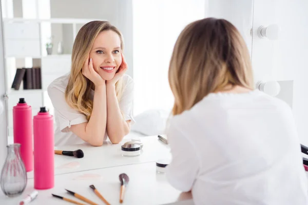 Foto porträtt ung kvinna i vit pyjamas tittar på spegel reflektion — Stockfoto