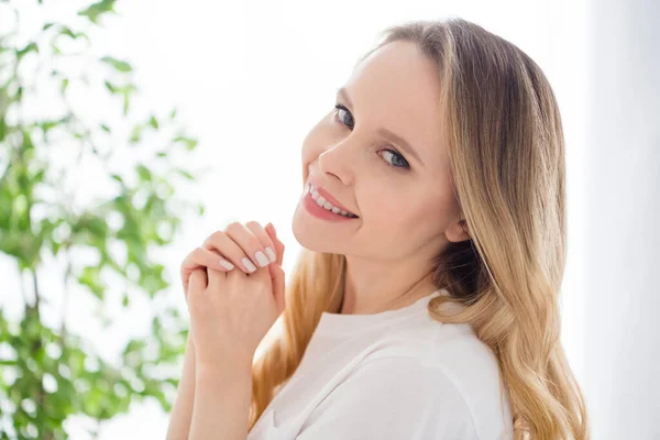 Foto ritratto giovane donna in abiti bianchi si svegliò al mattino — Foto Stock