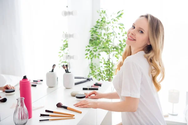 Foto retrato mujer joven haciendo maquillaje en la mañana —  Fotos de Stock
