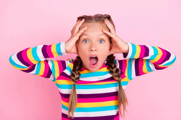 Fotografie bláznivý šílený problémové malé dámy ruce hlava křik otevřená ústa nosit pruhované tričko izolované růžové barvy pozadí — Stock fotografie