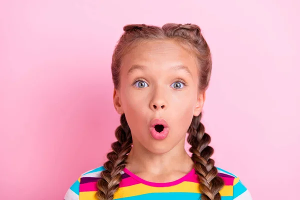 Fotografie šokované bezvýrazný dáma blázen tvář otevřená ústa vzhled fotoaparát nosit pruhované tričko izolované růžové barvy pozadí — Stock fotografie