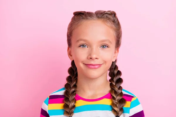 Фото веселих позитивних маленьких леді коси зачіски посмішки носити смугасту сорочку ізольований рожевий кольоровий фон — стокове фото