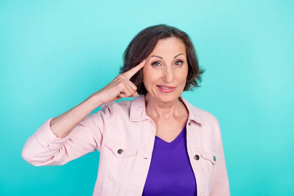 Foto Porträt Frau in lässiger Kleidung hält Finger in der Nähe der Stirn Anschuldigung isolierte lebendige Krickente Farbhintergrund — Stockfoto