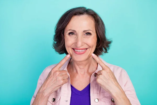Foto mulher retrato em roupas casuais sorrindo mostrando dedos dentes brancos folheados isolado vibrante fundo cor teal — Fotografia de Stock