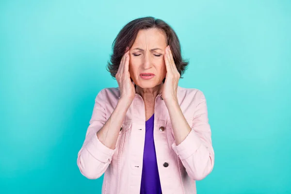 Женщина в повседневной одежде, страдающая головной болью, нуждается в таблетках изолированного яркого бирюзового цвета фона — стоковое фото