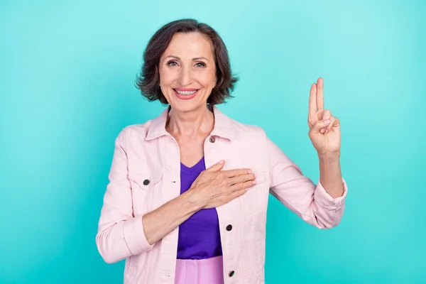 Fotografie portret femeie în haine casual zâmbind dând promisiuni păstrarea mâinii pe piept izolat vibrant teal culoare fundal — Fotografie, imagine de stoc