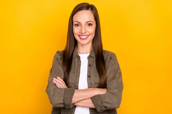 Photo de joyeux confiant jeune femme heureuse tenir les mains pliées isolé sur fond de couleur jaune — Photo