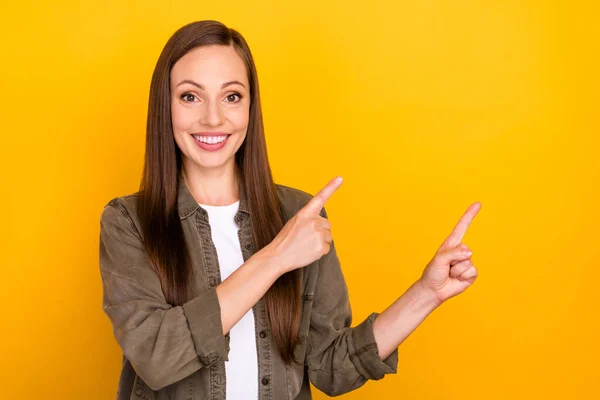Pozitif heyecanlı genç kadının fotoğrafı işaret parmağı boş uzay haberlerinin sarı arka planda izole edilmiş hali — Stok fotoğraf