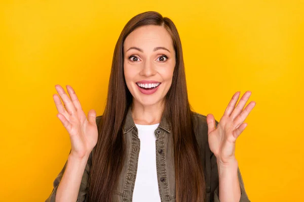 Foto di stupito eccitato felice giovane donna sorriso alzare le mani buon umore isolato su sfondo di colore giallo — Foto Stock