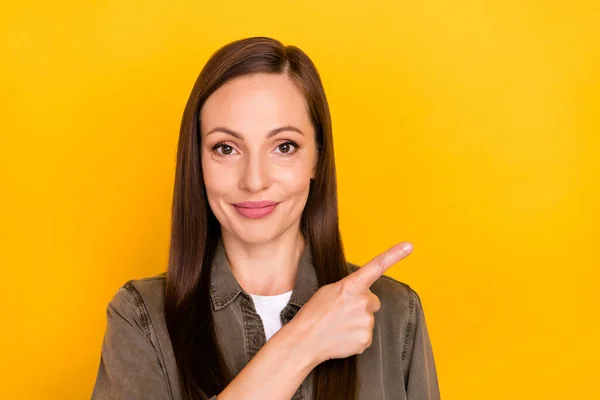 Foto av glad ung lycklig kvinna peka finger tomt utrymme nyheter isolerad på gul färg bakgrund — Stockfoto