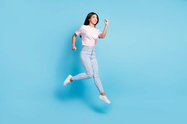 Pleine longueur profil côté photo de jeune fille gaie heureux sourire positif aller marcher courir sauter dépêcher isolé sur fond de couleur bleue — Photo