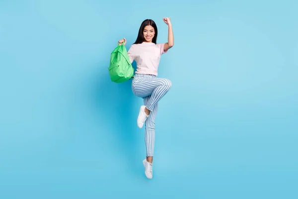 Foto lateral de perfil de tamanho completo da menina feliz sorriso positivo comemorar saco de sucesso pular isolado sobre fundo de cor azul — Fotografia de Stock