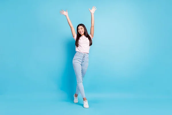Retrato de tamaño completo de la chica de pelo negro positivo de pie en punta de los pies levantan los brazos palmeras onda aislada sobre fondo de color azul — Foto de Stock