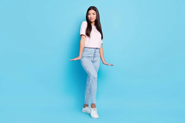 Foto larga completa de la joven atractiva sonrisa positiva feliz sonrisa bastante lindo aislado sobre fondo de color azul —  Fotos de Stock