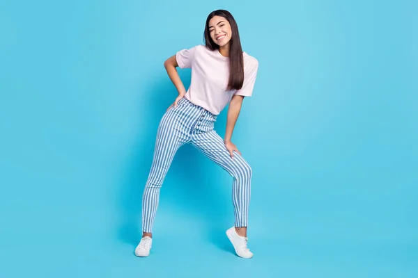 밝고 긍정적 인 미소를 짓는 젊은 아시아인 소녀의 전체 프로필 사진푸른 색 배경에 고립되어 있는 — 스톡 사진