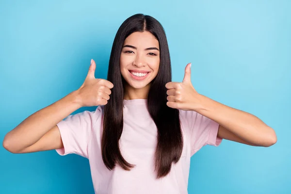 Foto di giovane ragazza allegra felice sorriso positivo spettacolo pollice-up come fine annuncio perfetto isolato su sfondo di colore blu — Foto Stock