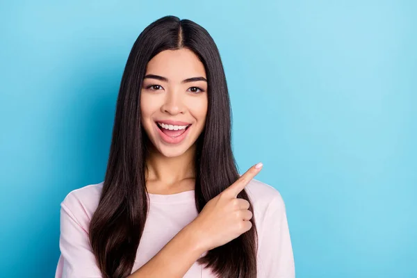 Foto de jovem atraente menina feliz sorriso positivo apontar dedos espaço vazio anúncios aconselhar escolha isolada sobre fundo de cor azul — Fotografia de Stock