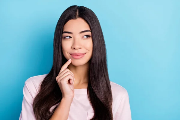 Foto di giovane attraente ragazza asiatica felice sorriso positivo dito tocco mento pensare isolato su sfondo di colore blu — Foto Stock