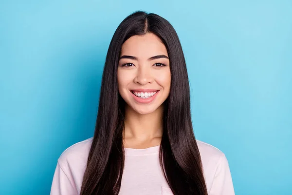 Foto di affascinante felice bella giovane donna sorriso faccia buon umore isolato su sfondo di colore blu pastello — Foto Stock