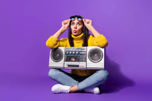 Retrato de cuerpo completo de la persona impresionada sentarse manos quitar gafas de sol no puede creer aislado en el fondo de color púrpura —  Fotos de Stock