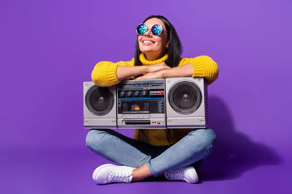 Volledige lengte portret van charmante vrolijke meisje zet armen op boombox tand glimlach geïsoleerd op paarse kleur achtergrond — Stockfoto