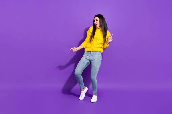 Volledige lengte portret van gekke positieve persoon dansen hebben goed humeur open mond geïsoleerd op paarse kleur achtergrond — Stockfoto