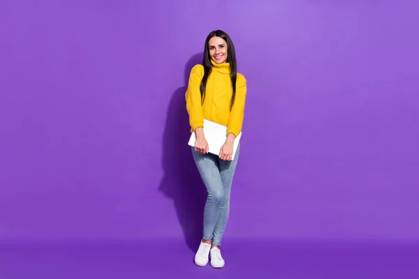 Full längd charmig glad person armar hålla laptop strålande leende isolerad på lila färg bakgrund — Stockfoto