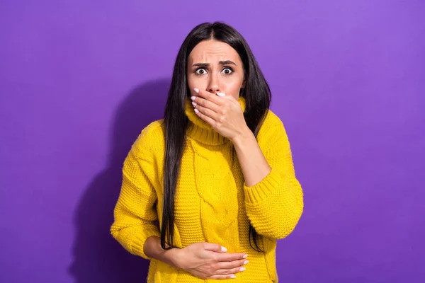 Portret van ontevreden meisje arm op buik bedekken mond slecht geïsoleerd voelen op paarse kleur achtergrond — Stockfoto