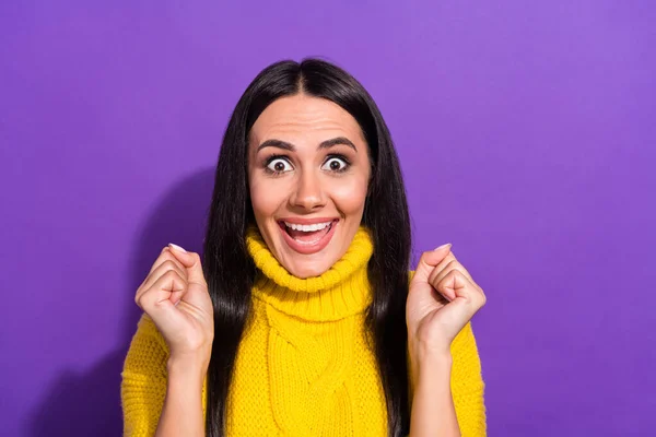 Ritratto di felice positivo ragazza pugni fino urlo sì guarda fotocamera non può credere isolato su sfondo di colore viola — Foto Stock