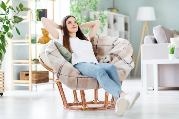 Portret van een aantrekkelijke rustige vrolijke meisje zitten in stoel rusten genieten vakantie thuis licht woonkamer binnen — Stockfoto