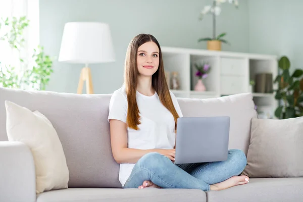 Retrato de chica calificada atractiva sentada en diván usando estudio portátil aprender educación en casa sala de estar en el interior — Foto de Stock