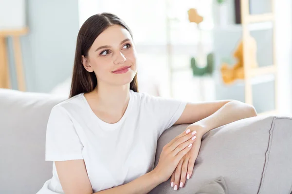 Portret van aantrekkelijke dromerige brunette meisje zitten op divan rusten besteden dag denken thuis — Stockfoto