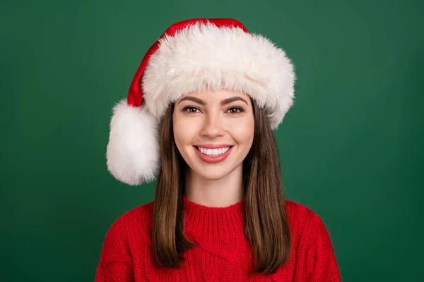 Foto von jungen attraktiven Mädchen glücklich positives Lächeln tragen Weihnachten Kopfbedeckung Urlaub isoliert über grüne Farbe Hintergrund — Stockfoto