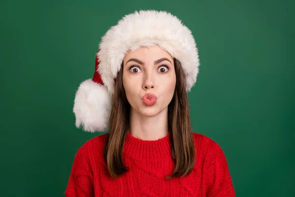 Фото молодої дівчини розкидані губи відправляють повітряний поцілунок кокетливий одяг Санта-Клауса капелюх Різдво ізольовані на зеленому кольоровому фоні — стокове фото