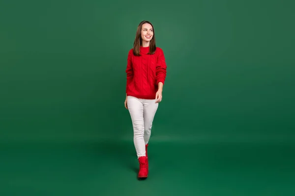 Foto em tamanho completo de jovem atraente menina feliz sorriso positivo ir andar olhar espaço vazio isolado sobre fundo de cor verde — Fotografia de Stock