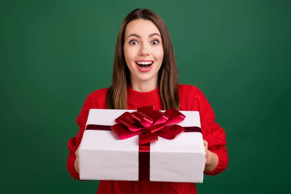 Foto de la joven chica emocionada feliz sonrisa positiva conseguir regalo caja celebración vacaciones aisladas sobre fondo de color verde —  Fotos de Stock