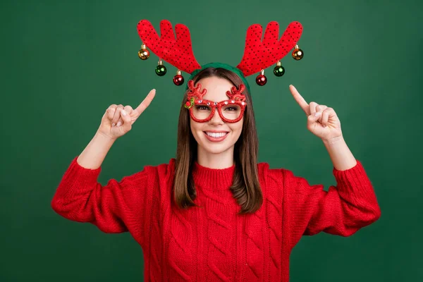 Фото молодої дівчини з позитивною посмішкою пальці оленячі роги різдвяний настрій ізольовані на фоні зеленого кольору — стокове фото