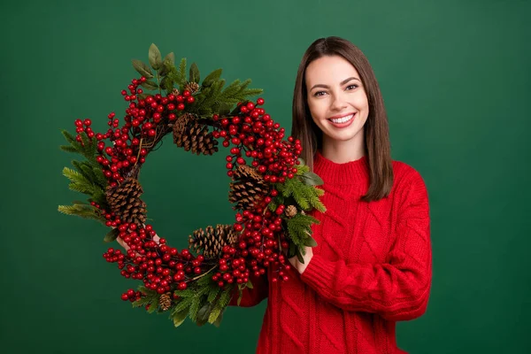 Фото молодої дівчини щаслива позитивна посмішка тримає різдвяні прикраси вічнозелений вінок ізольований на фоні зеленого кольору — стокове фото