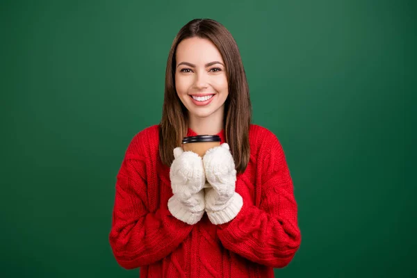 Фото молодої дівчини щасливої позитивної посмішки напій гарячої кави носять рукавички теплими ізольованими на зеленому кольорі — стокове фото