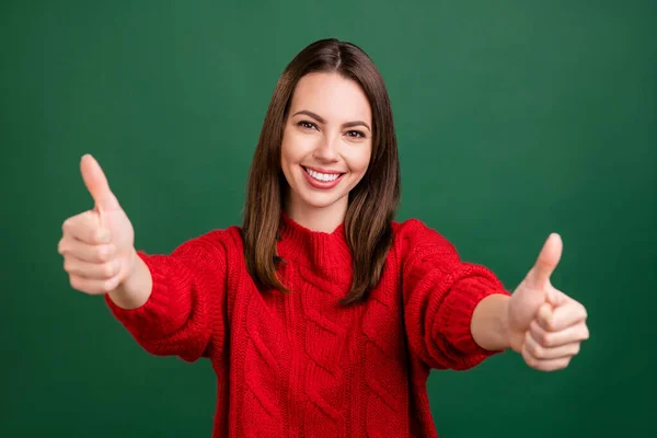 Foto menina retrato em pulôver vermelho mostrando sinal de polegar para cima sorrindo alegre isolado fundo cor verde — Fotografia de Stock