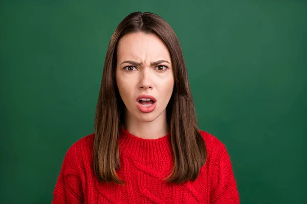 Photo portrait fille portant pull tricoté obtenu mauvaise humeur choqué isolé fond de couleur verte — Photo