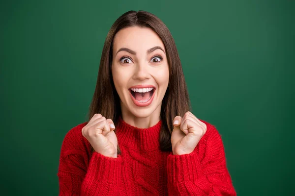 Фотопортрет дівчини в трикотажному пуловері щасливий жест, як переможець, вражений ізольованим зеленим кольором фону — стокове фото