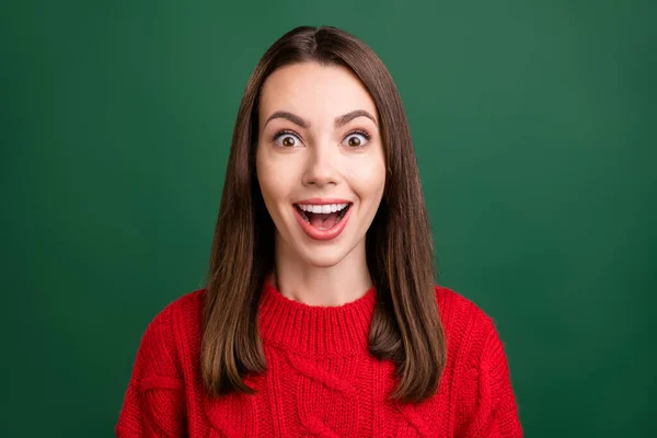 Foto portret glimlachend meisje dragen gebreide trui vrolijk enthousiast verbaasd geïsoleerde groene kleur achtergrond — Stockfoto