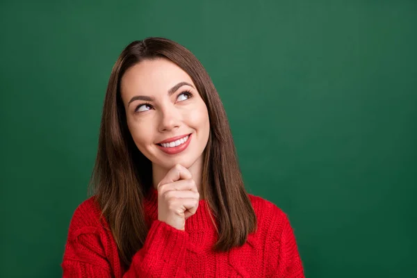 Fénykép portré mosolygós lány visel kötött pulóver látszó üres tér álmodozó elszigetelt zöld szín háttér — Stock Fotó