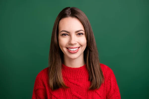 Фотопортрет усміхненої дівчини в трикотажному светрі ізольований зелений кольоровий фон — стокове фото