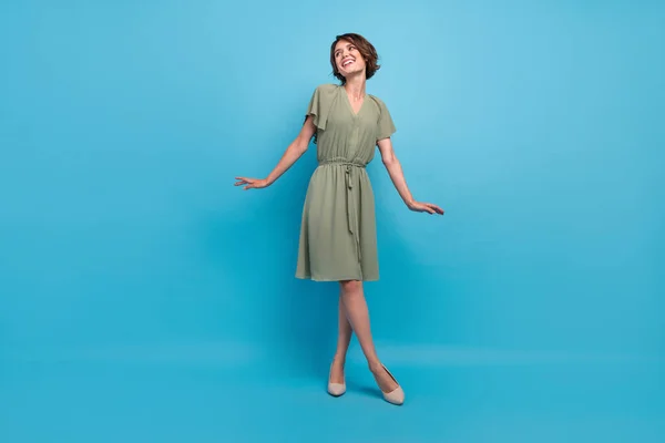 Teljes test fotó szép Y-generációs barna hölgy megjelenés viselet khaki ruha tűsarkú elszigetelt kék háttér — Stock Fotó