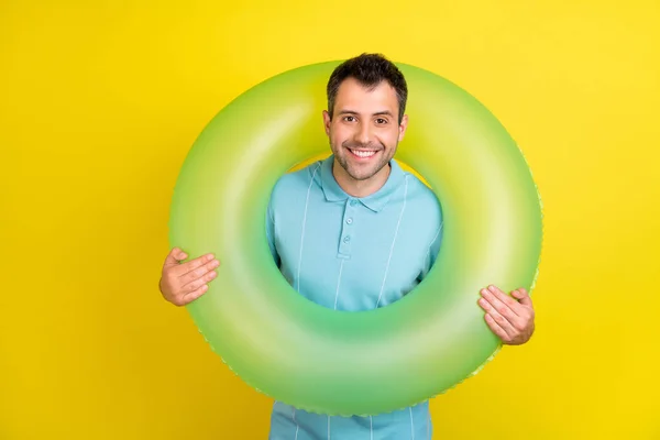 Foto di divertente affascinante giovane uomo indossare blu t-shirt all'interno cerchio d'acqua sorridente isolato colore giallo sfondo — Foto Stock
